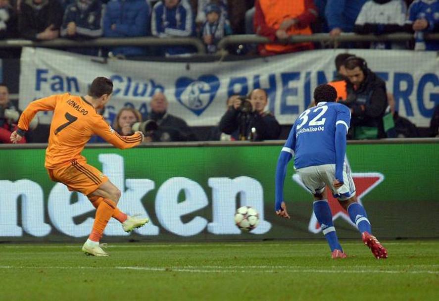 Il gol del 3-0 nell&#39;andata degli ottavi di Champions contro lo Schalke. Epa
